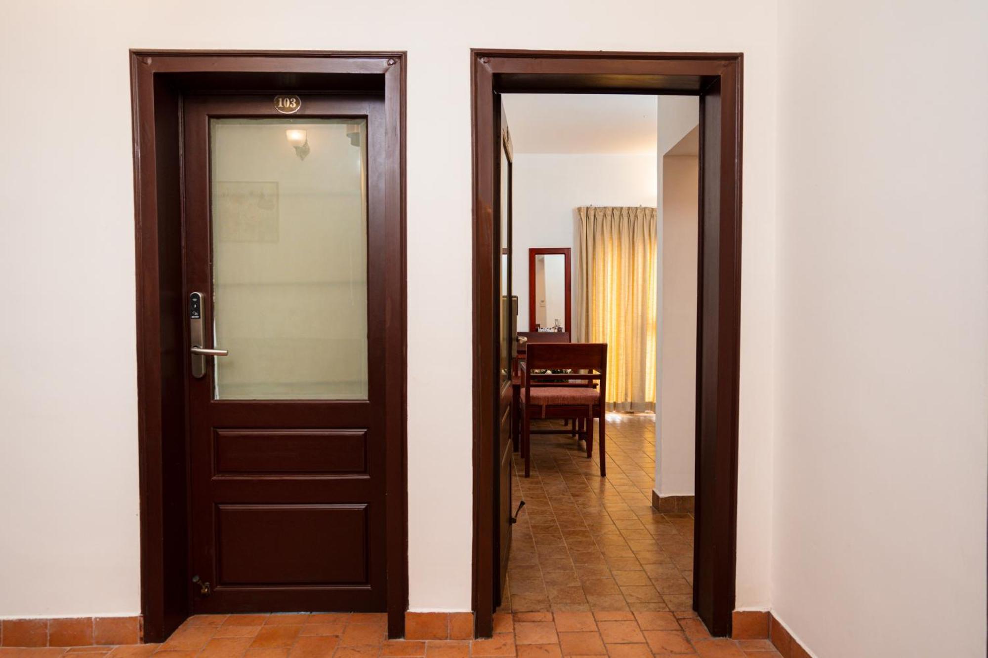 Solo Inn By Hawk Hospitality Kochi Exterior foto